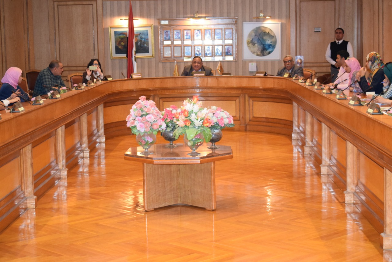 جانب من اجتماع رئيس جامعة حلوان مع مجلس اتحاد طلاب الجامعة (5)