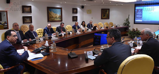 رئيس الوزراء يعقد اجتماعاً لمتابعة الموقف التنفيذي لتطوير المنطقة المحيطة بالمتحف المصري الكبير والفسطاط (2)
