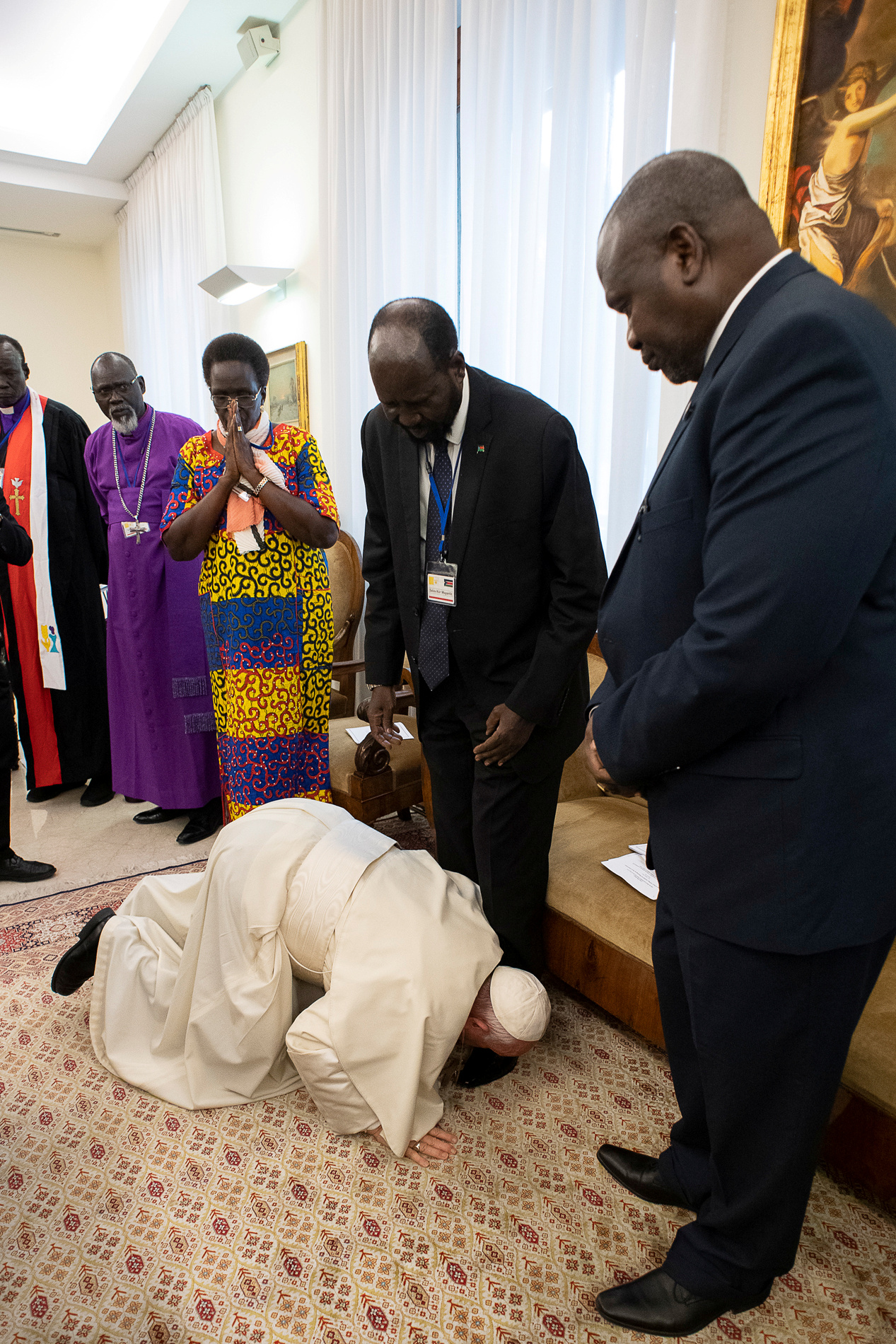 بابا الفاتيكان يقبل أحد أقدام زعماء جنوب  السودان