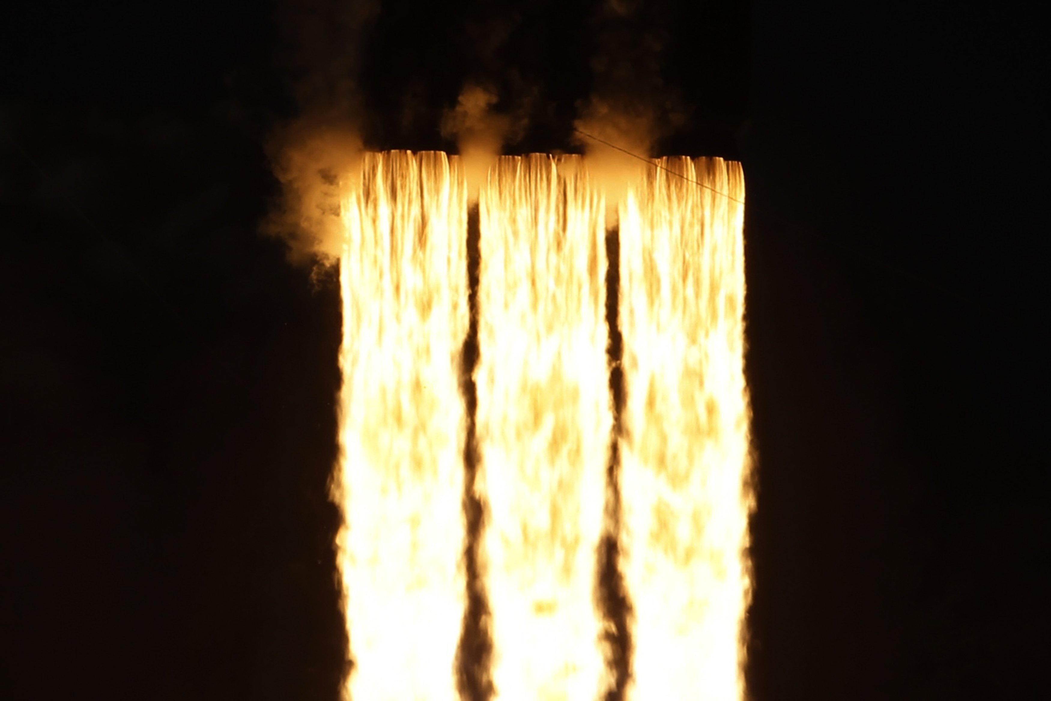 لحظة إطلاق أقوى صاروخ للفضاء (8)