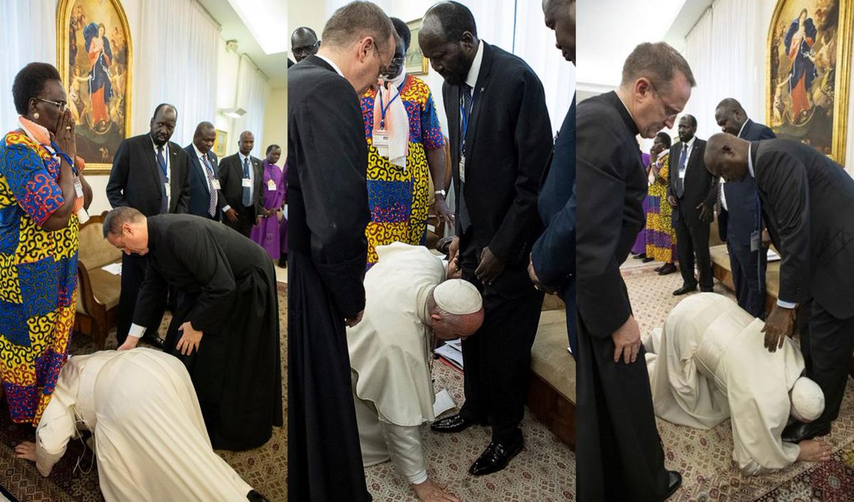 بابا الفاتيكان يقبل أقدام زعماء جنوب السودان
