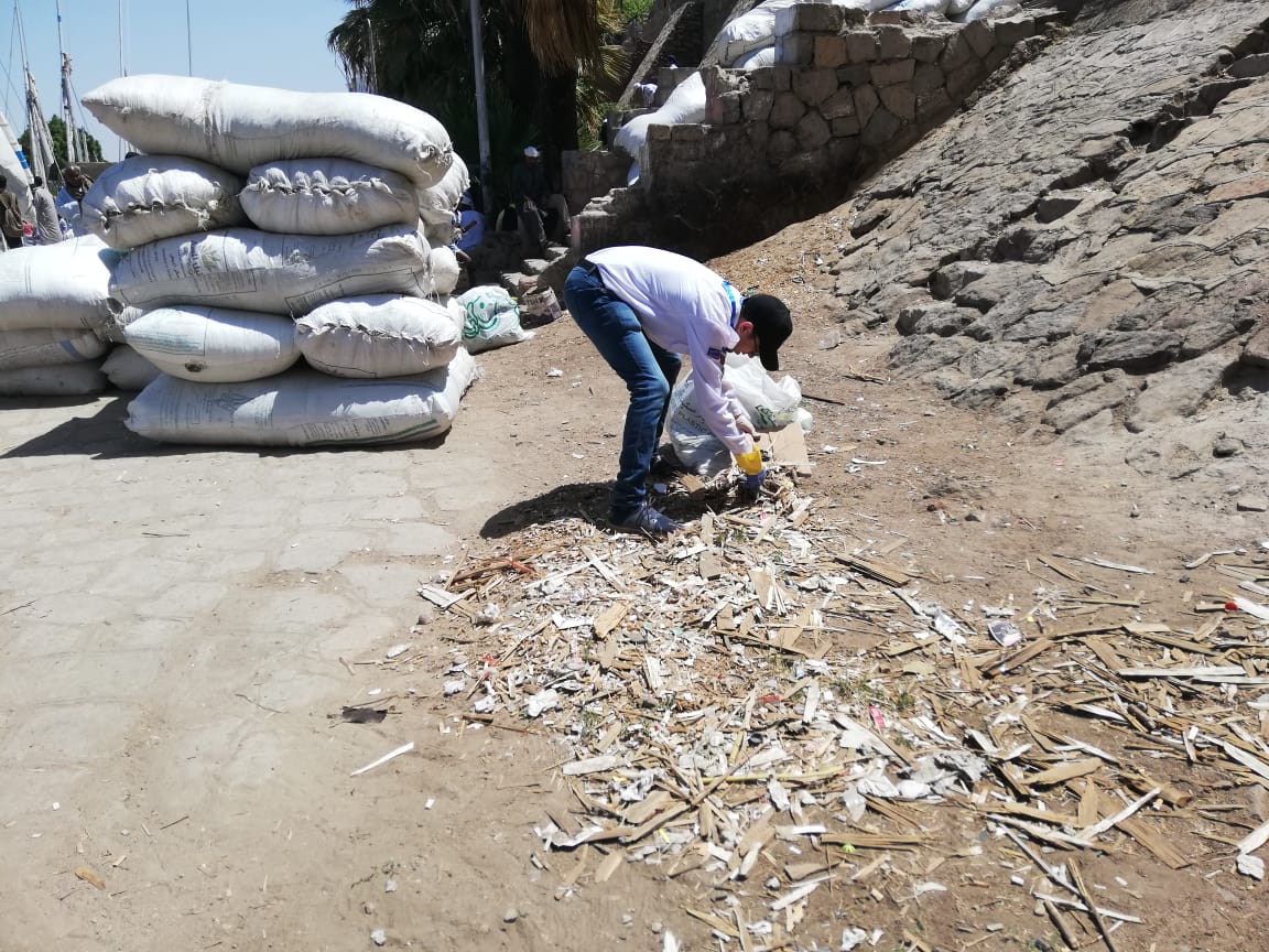شباب جوالة صيدلة عين شمس والكشافة البحرية يطلقون حملة تنظيف النيل في محمية سالوجا وغزال  (7)
