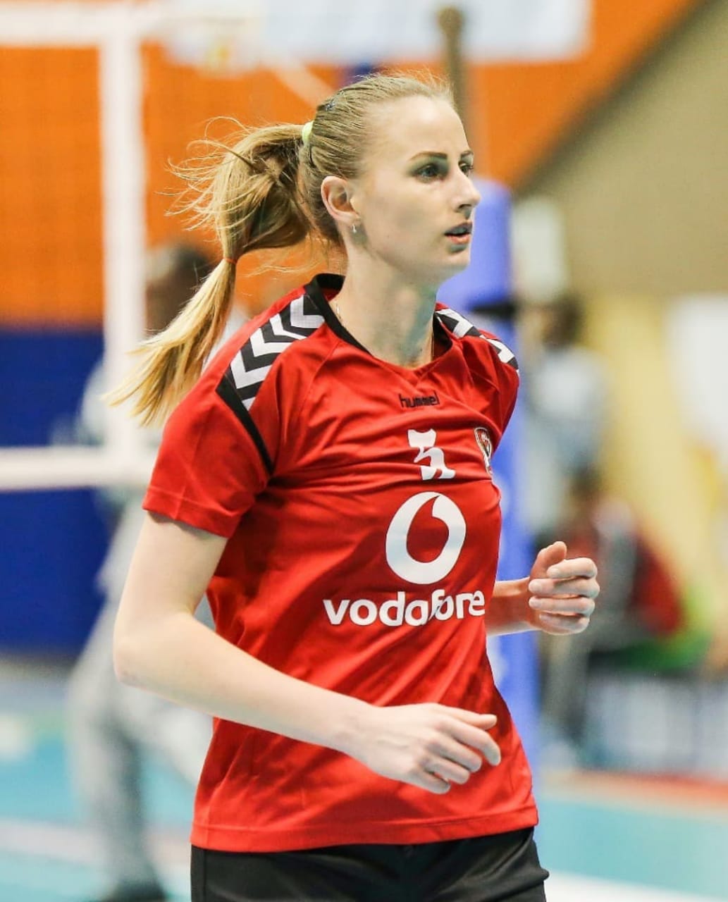 كاترين بقميص القلعة الحمراء