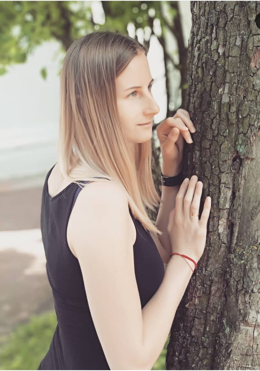 كاترين خلف الأشجار