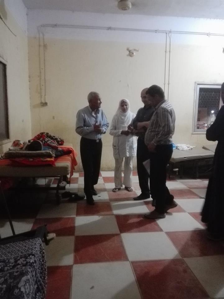 إصابة 6 مواطنين بتسمم في أكل منزلي بمدينة إسنا ورئيس المدنة يتابع حالتهم بالمستشفي (4)