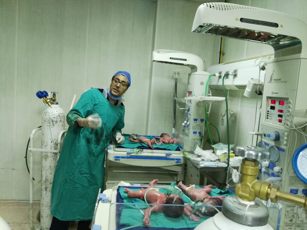 فريق النساء والتوليد بمستشفي الأقصر الدولي ينقذ سيدة حامل في 4 توائم بقيصرية مبكرة (1)