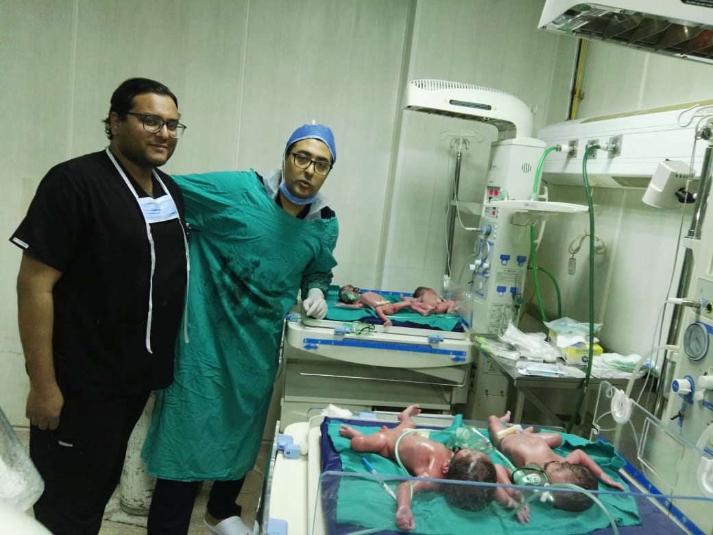 فريق النساء والتوليد بمستشفي الأقصر الدولي ينقذ سيدة حامل في 4 توائم بقيصرية مبكرة (3)