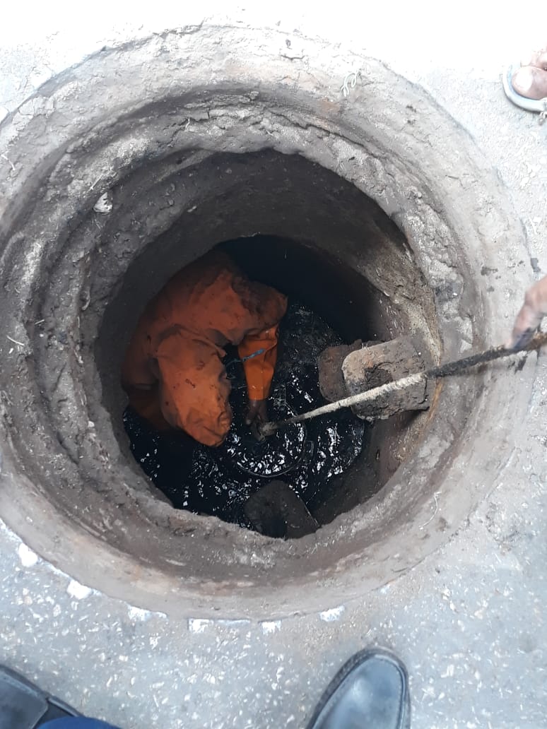 إدارة مياة الأقصر تبدء تطهير شبكات الصرف بمنطقة الحصرية بأرمنت لمواجهة فصل الصيف (5)