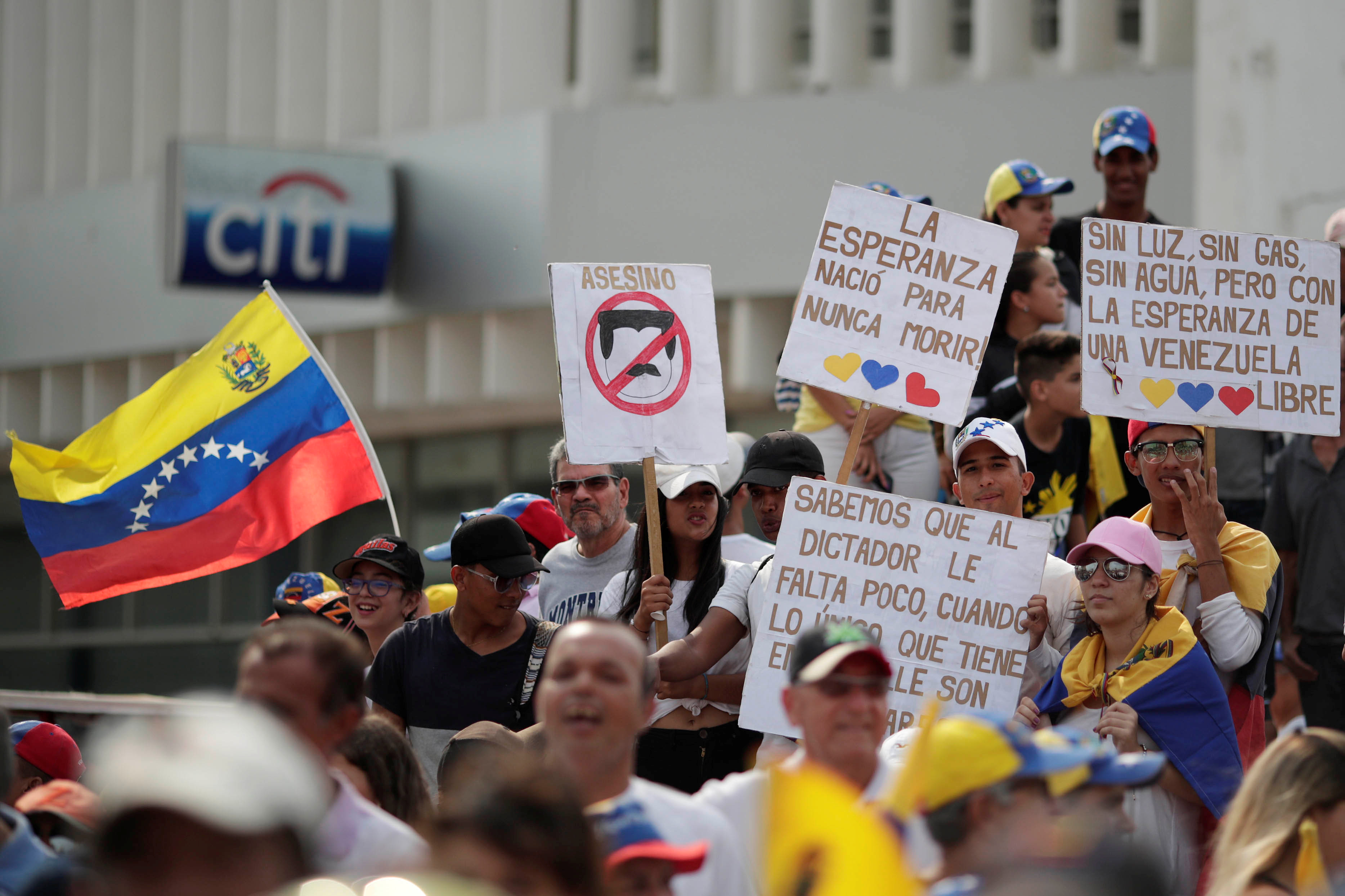 زعيم المعارضة الفنزويلية جوايدو يشارك في مظاهرة خلال زيارته لماراكايبو 12