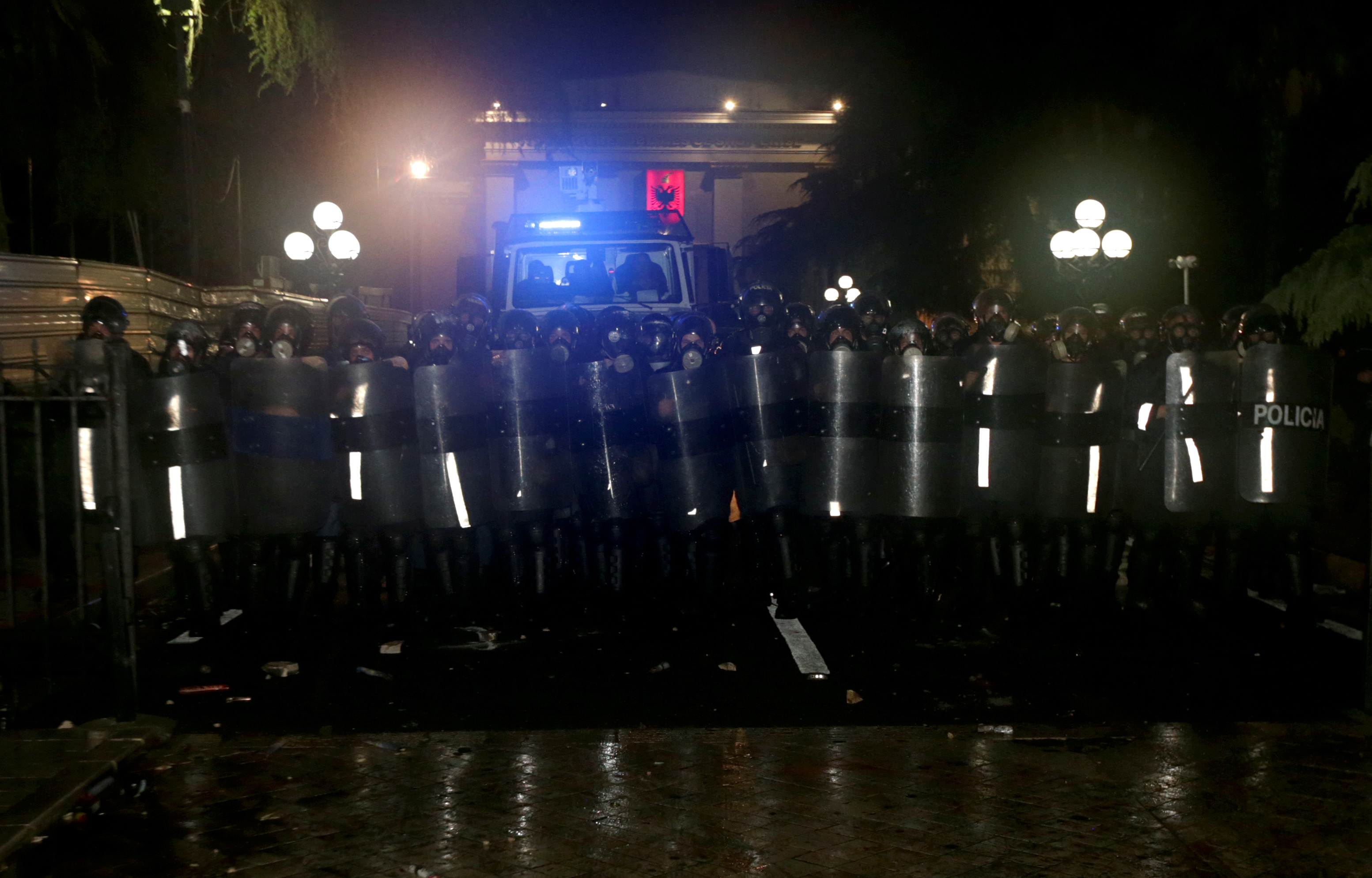 شوهد ضباط الشرطة خلال مظاهرة مناهضة للحكومة أمام مبنى البرلمان في تيرانا (3)