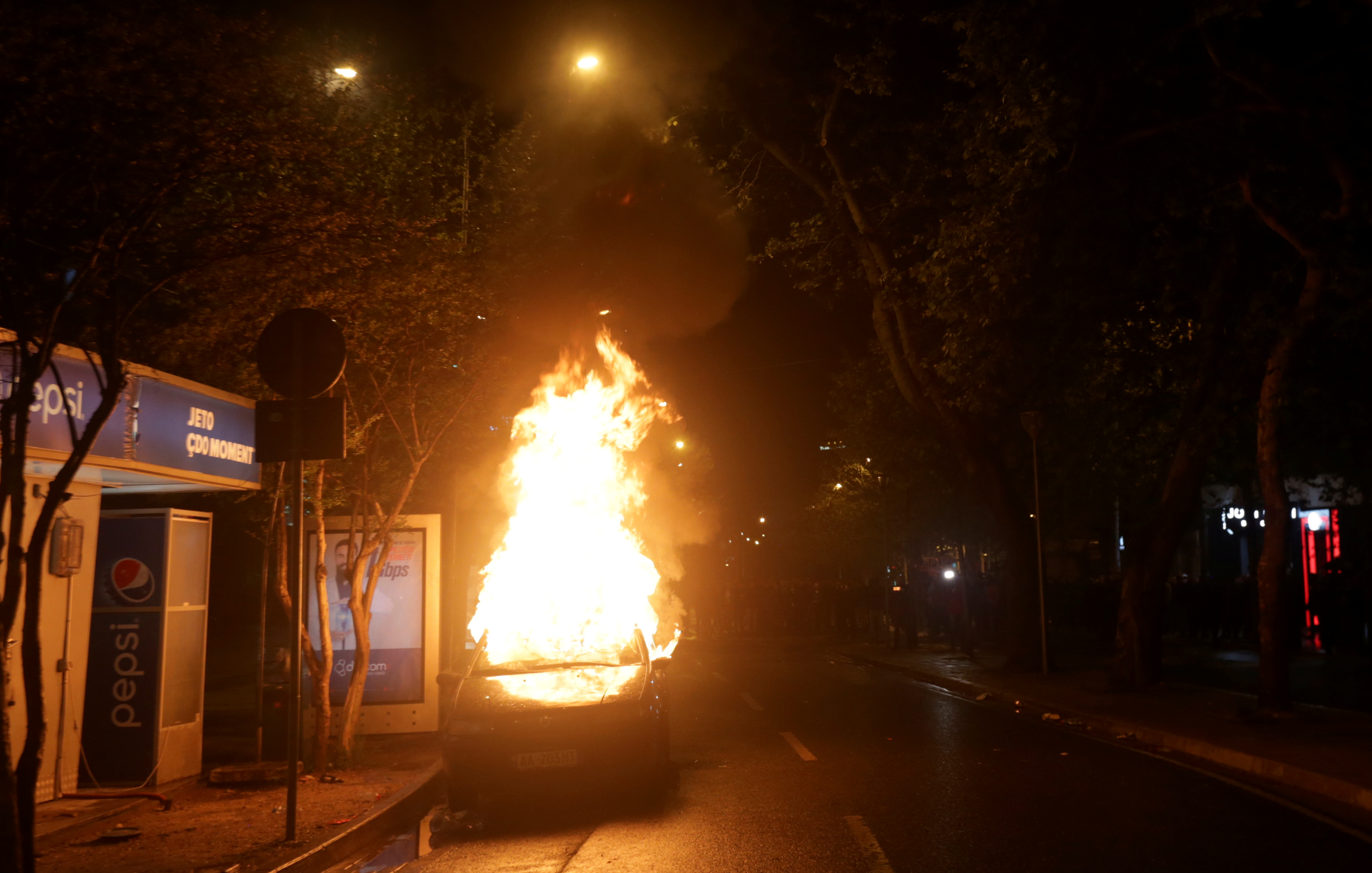 إحراق سيارة أثناء مظاهرة مناهضة للحكومة بالقرب من مبنى البرلمان في تيرانا (2)