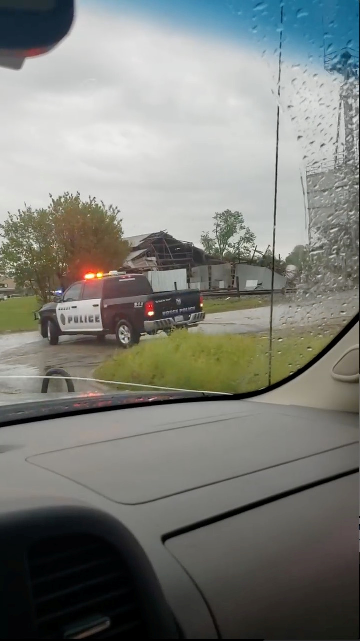 سيارة شرطة فى محيط منطقة الإعصار
