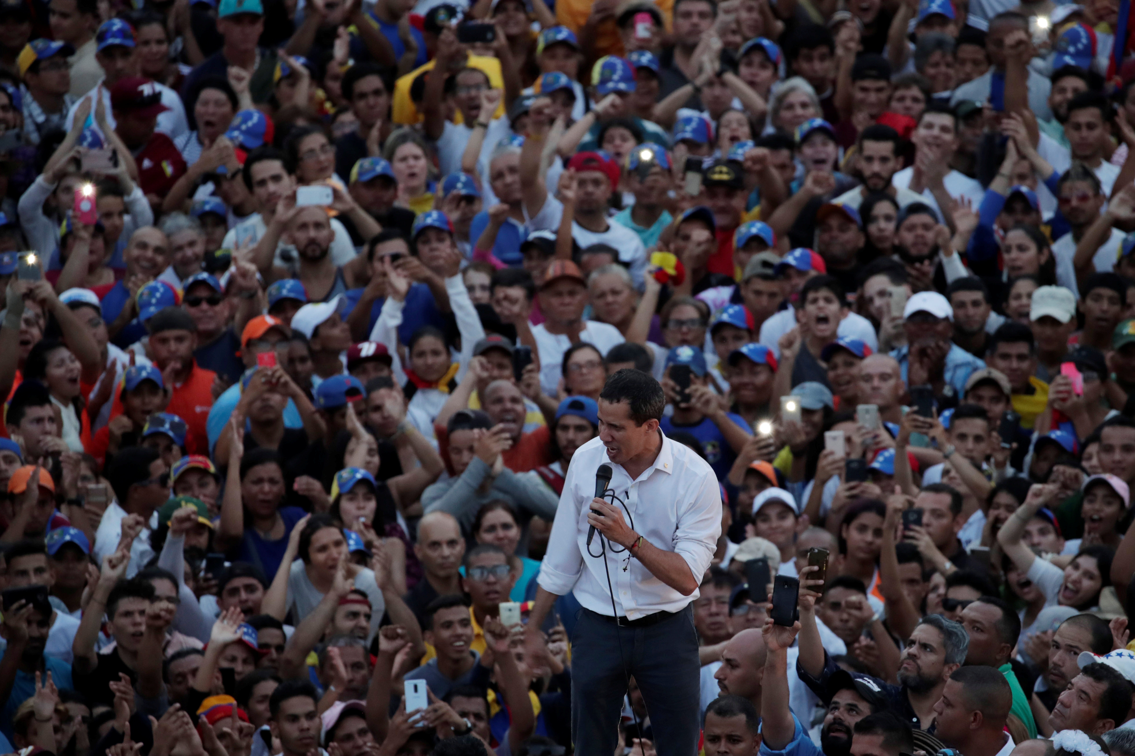زعيم المعارضة الفنزويلية جوايدو يشارك في مظاهرة خلال زيارته لماراكايبو