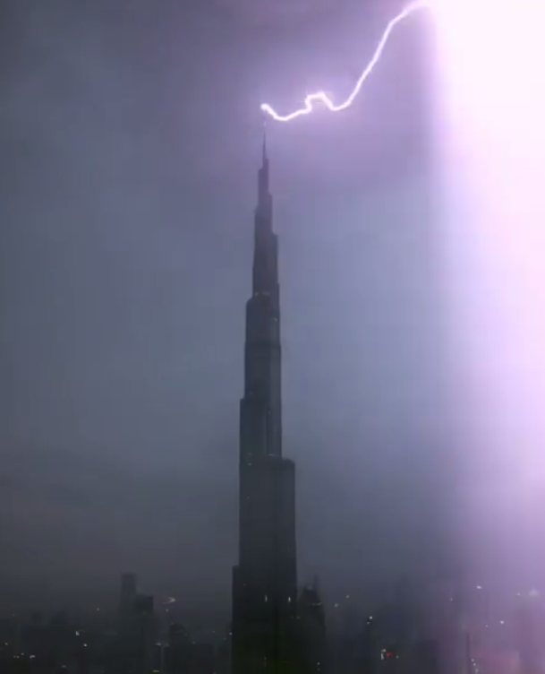 صاعقة تضرب قمة برج خليفة فى الامارات