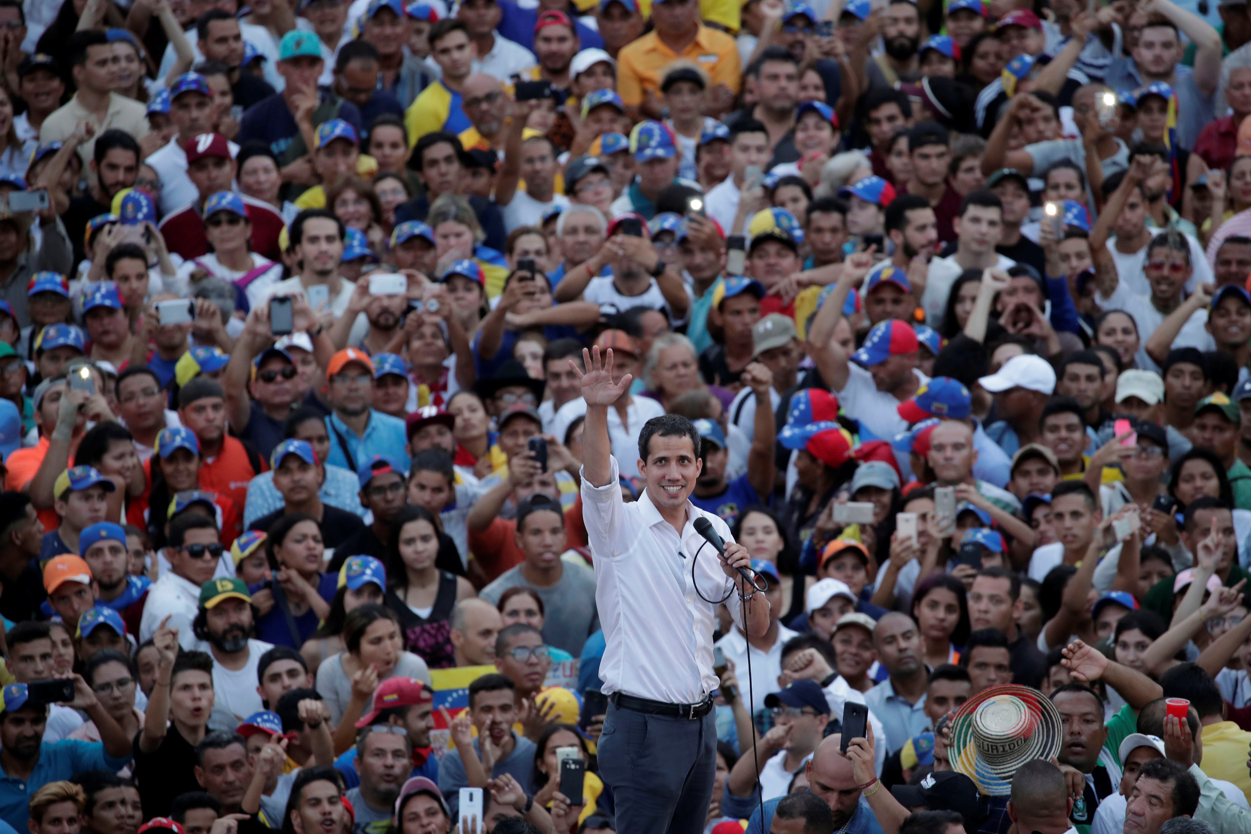 زعيم المعارضة الفنزويلية جوايدو يشارك في مظاهرة خلال زيارته لماراكايبو 4