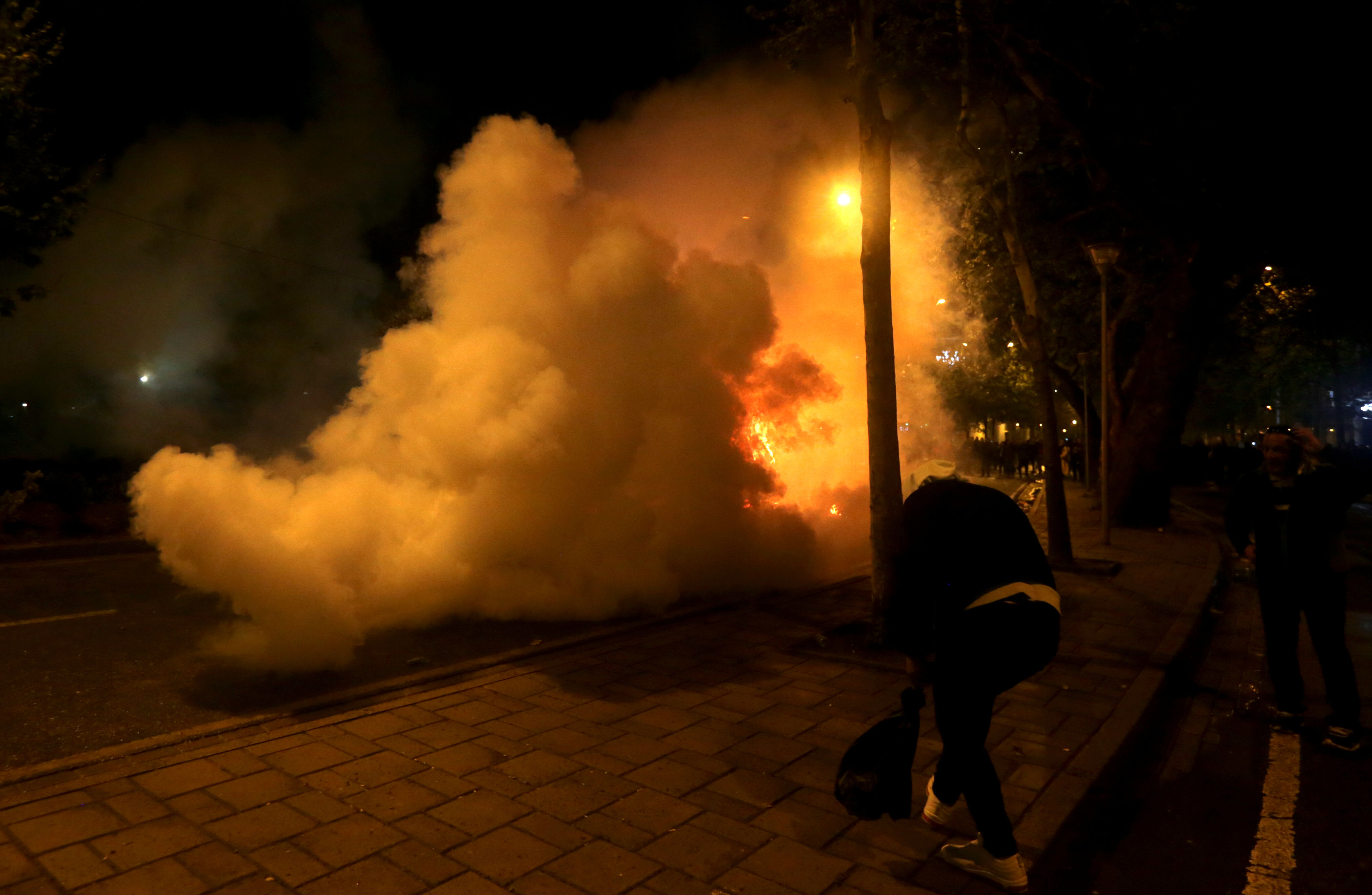 إحراق سيارة أثناء مظاهرة مناهضة للحكومة بالقرب من مبنى البرلمان في تيرانا