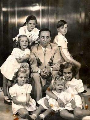 صورة لجوزيف جوبلز رفقة أطفاله من زواجه بماجدا جوبلز