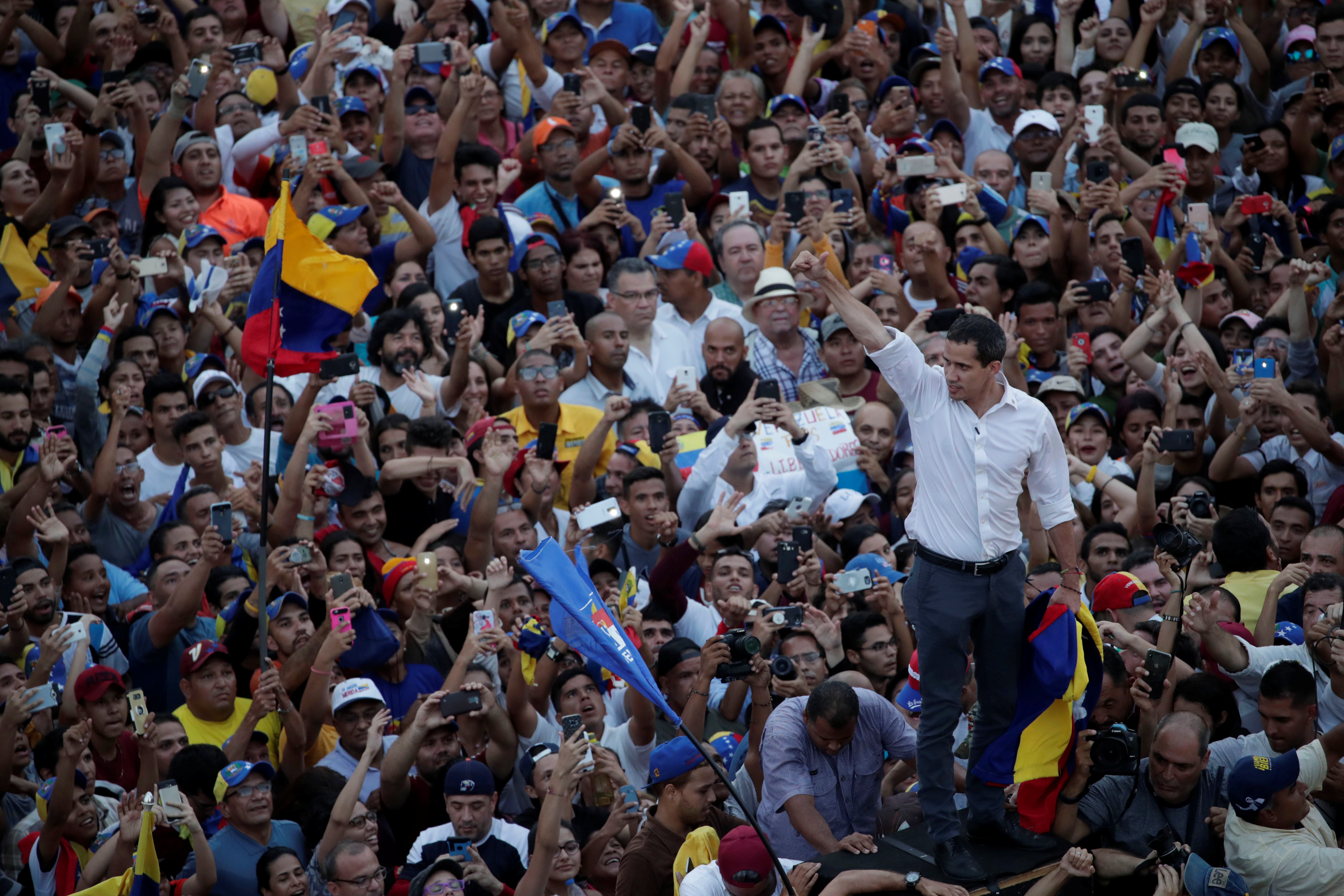 زعيم المعارضة الفنزويلية جوايدو يشارك في مظاهرة خلال زيارته لماراكايبو 5