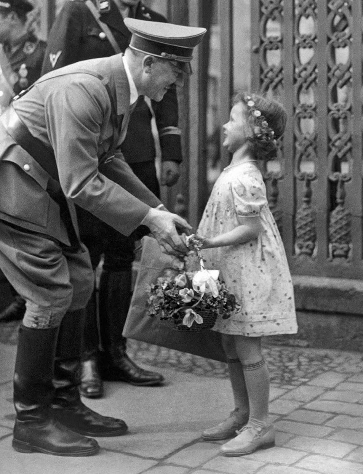 صورة لأدولف هتلر وهو يمازح هيلجا جوبلز
