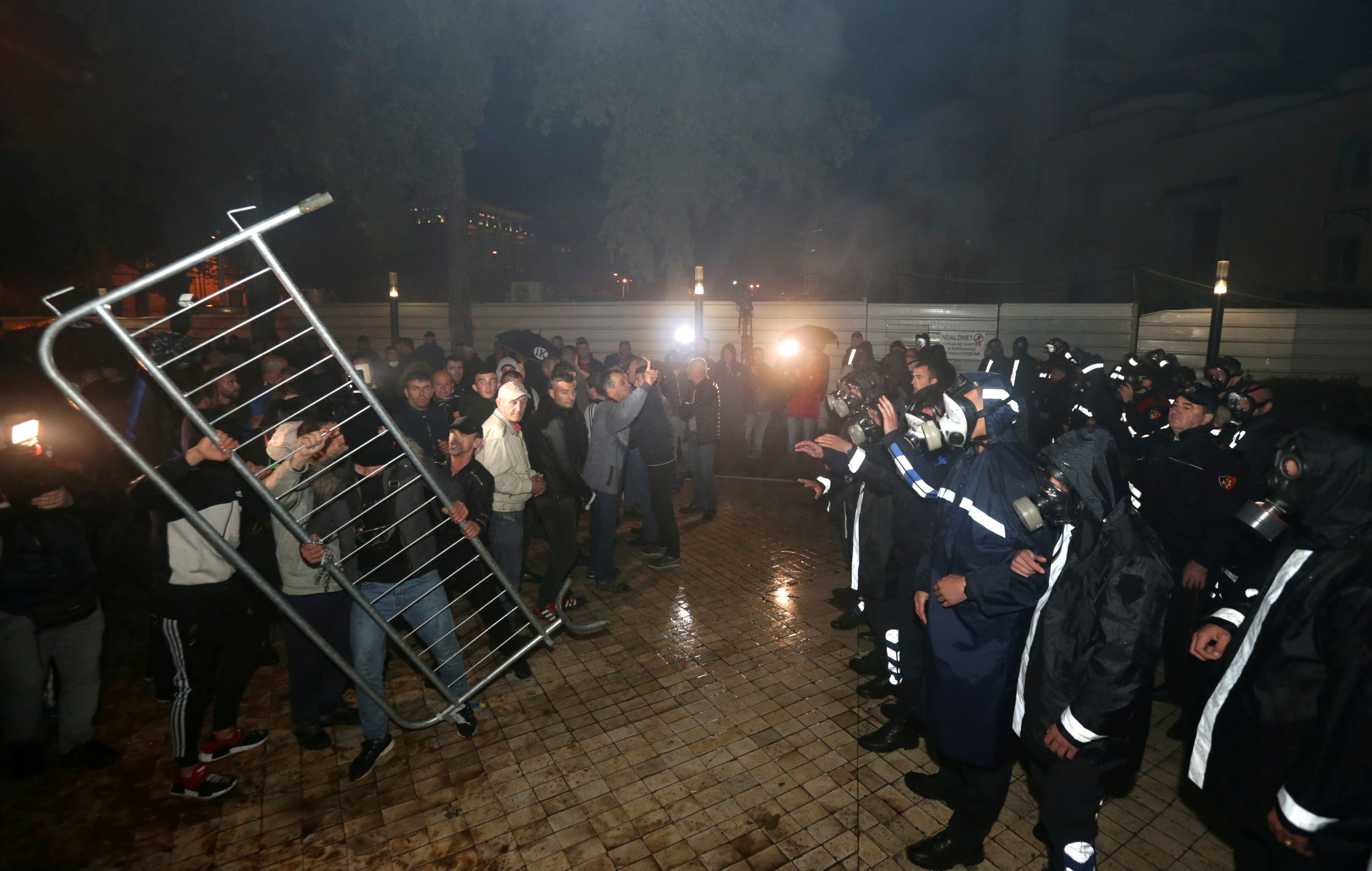 اشتبك أنصار حزب المعارضة مع الشرطة خلال مظاهرة مناهضة للحكومة أمام مبنى البرلمان في تيرانا