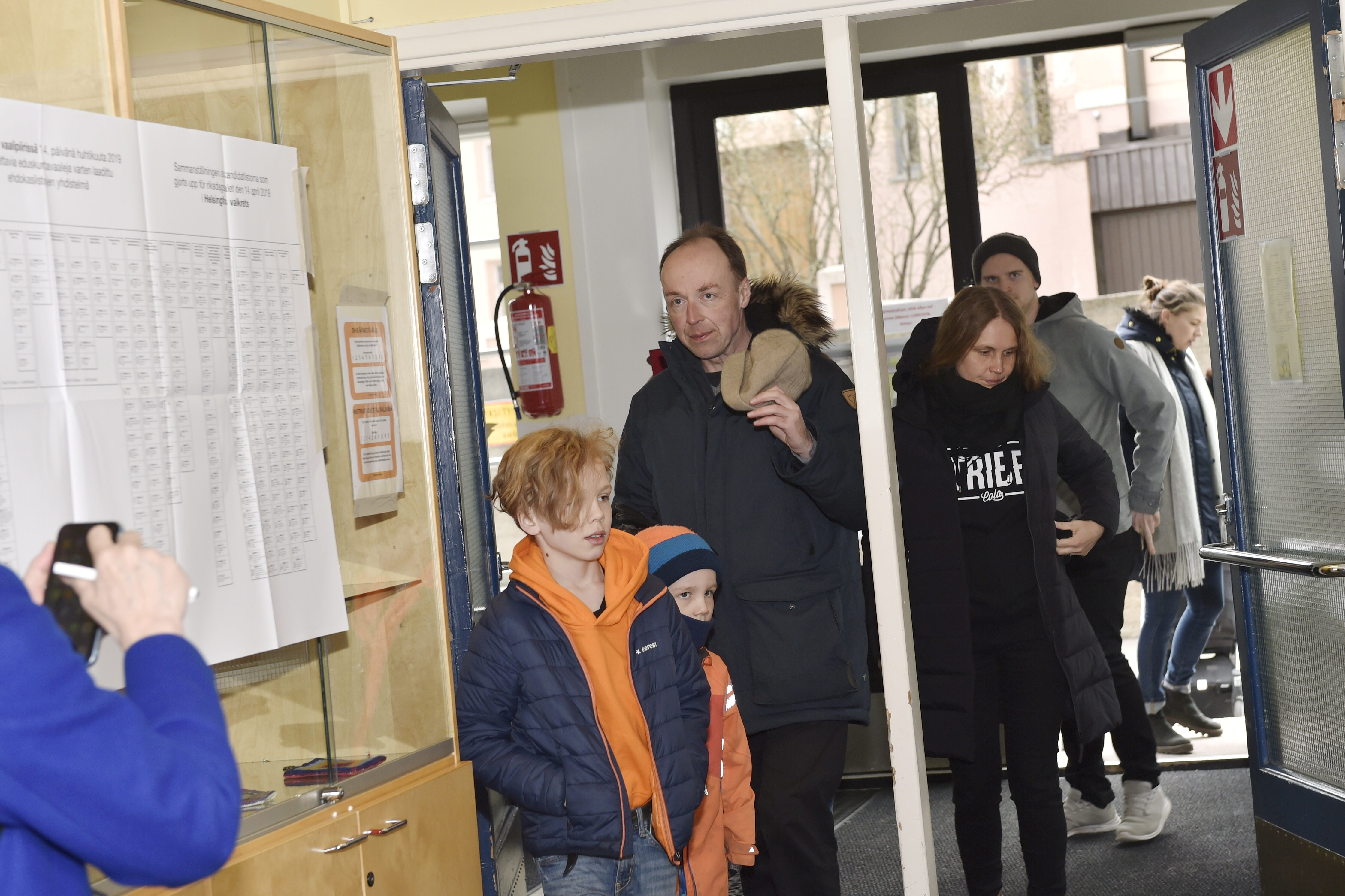 مواطنون فى طريقهم لأحد اللجان الانتخابية فى فنلندا