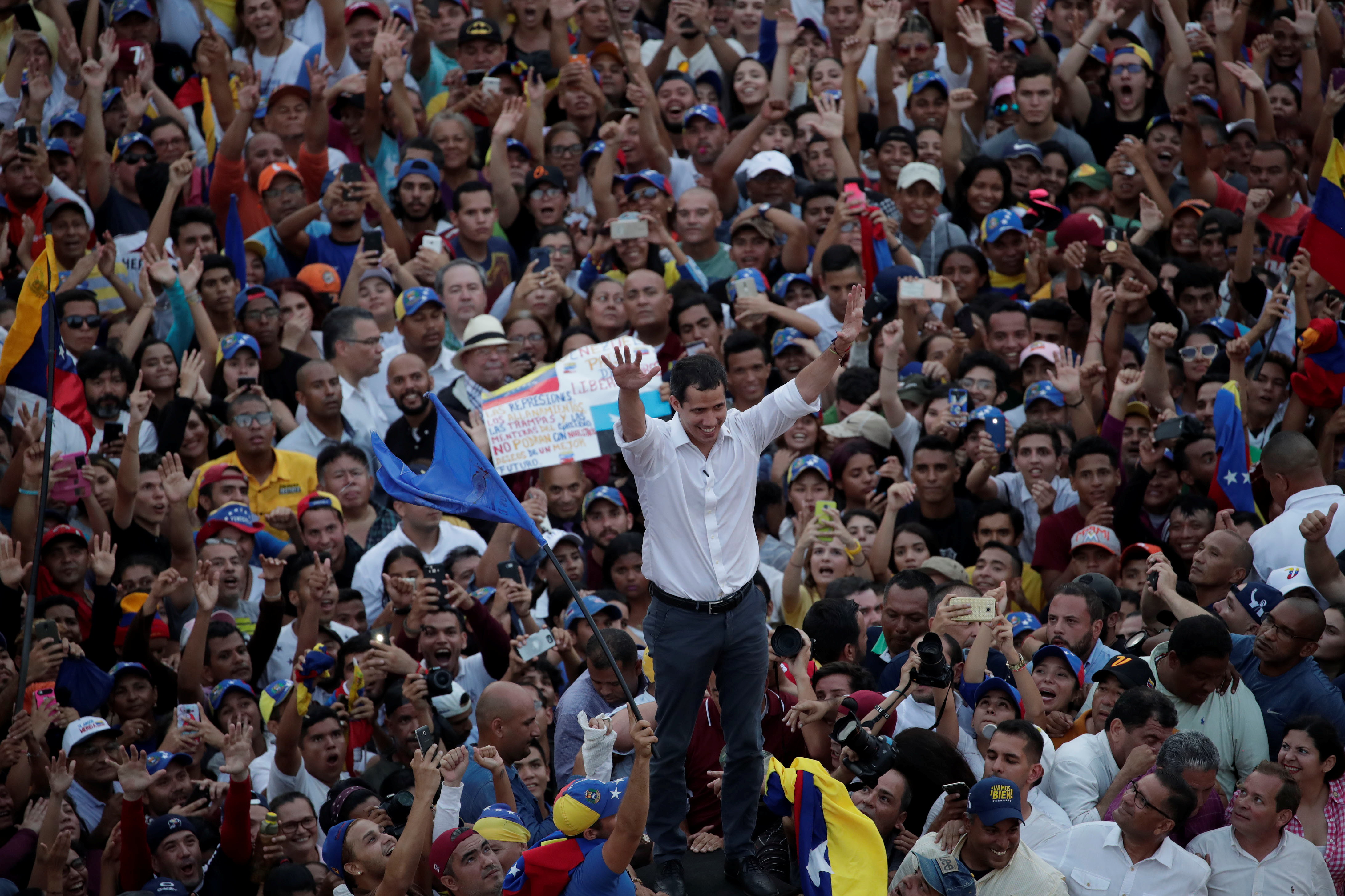زعيم المعارضة الفنزويلية جوايدو يشارك في مظاهرة خلال زيارته لماراكايبو 6