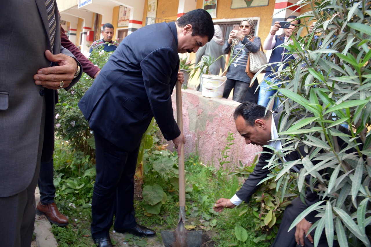 محافظ القليوبية بمبادرة إزرع شجرة بالمدارس (3)