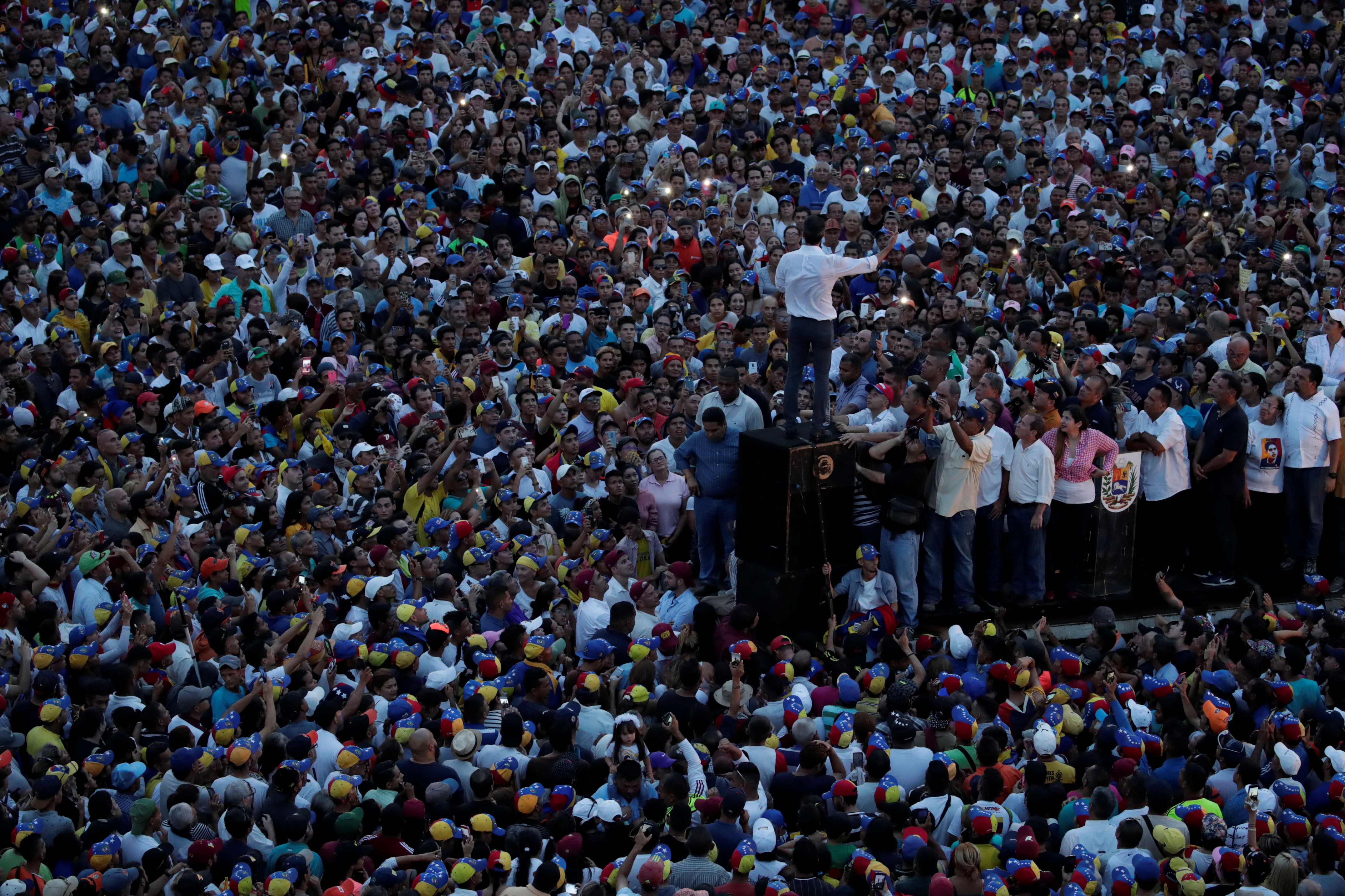 زعيم المعارضة الفنزويلية جوايدو يشارك في مظاهرة خلال زيارته لماراكايبو 8