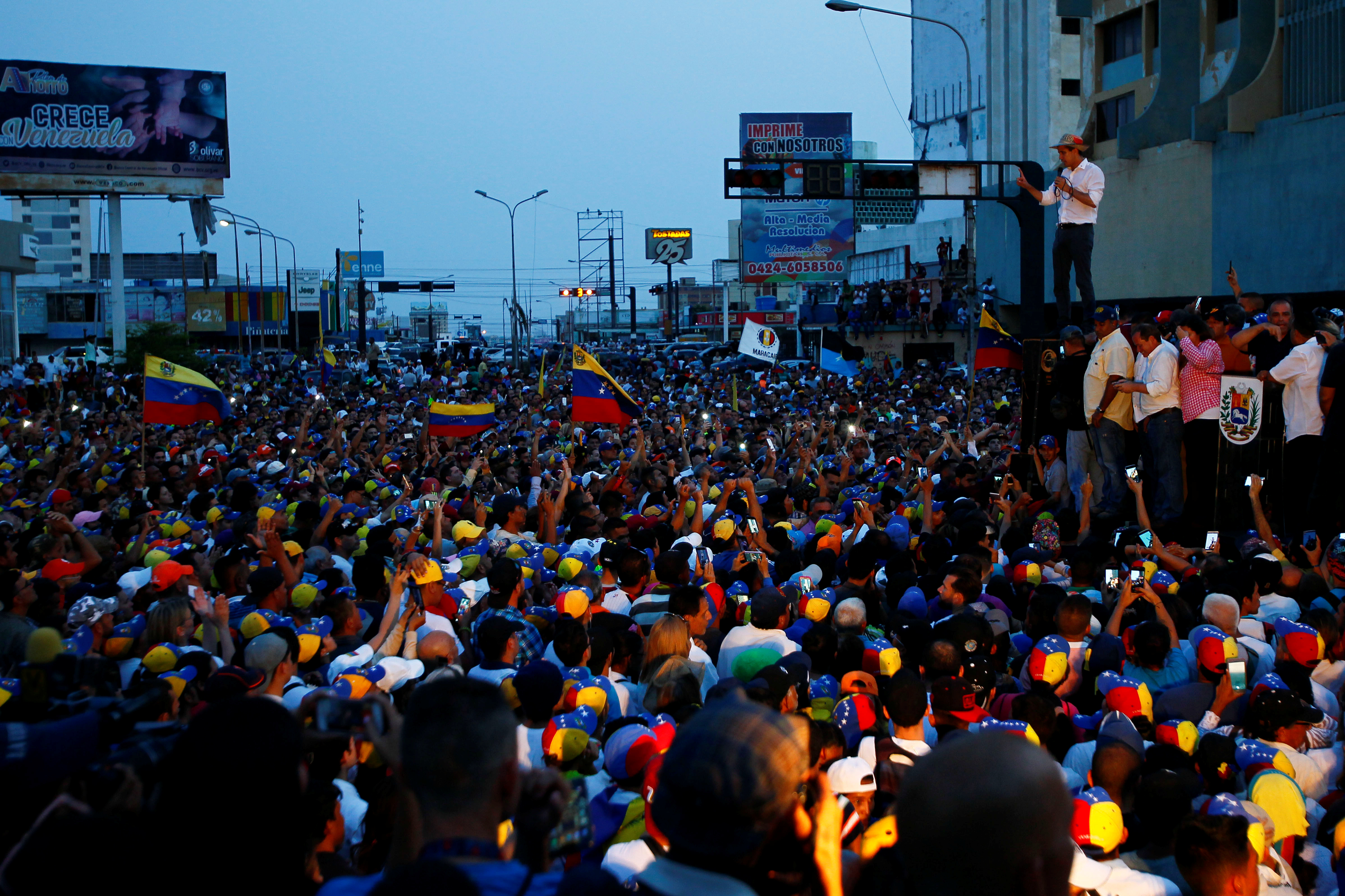 زعيم المعارضة الفنزويلية جوايدو يشارك في مظاهرة خلال زيارته لماراكايبو 16