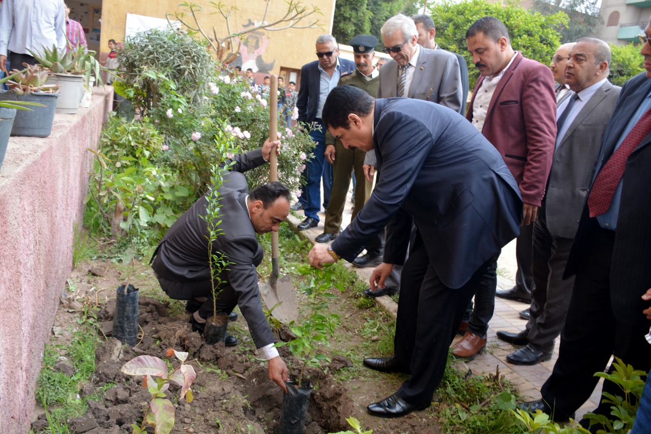 محافظ القليوبية بمبادرة إزرع شجرة بالمدارس (10)