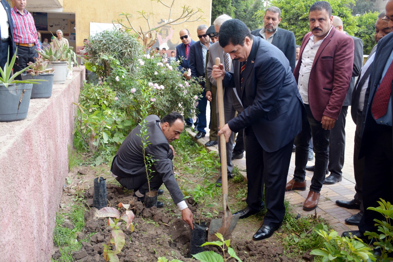 محافظ القليوبية بمبادرة إزرع شجرة بالمدارس (7)