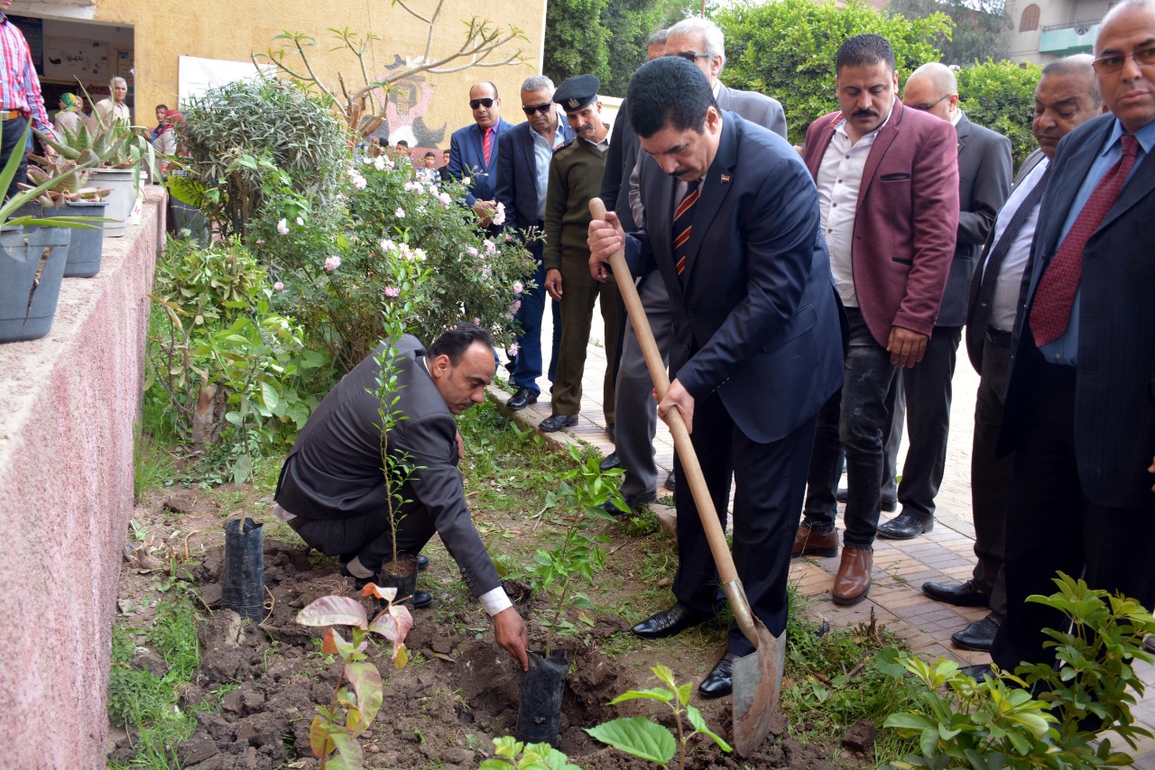 محافظ القليوبية بمبادرة إزرع شجرة بالمدارس (6)