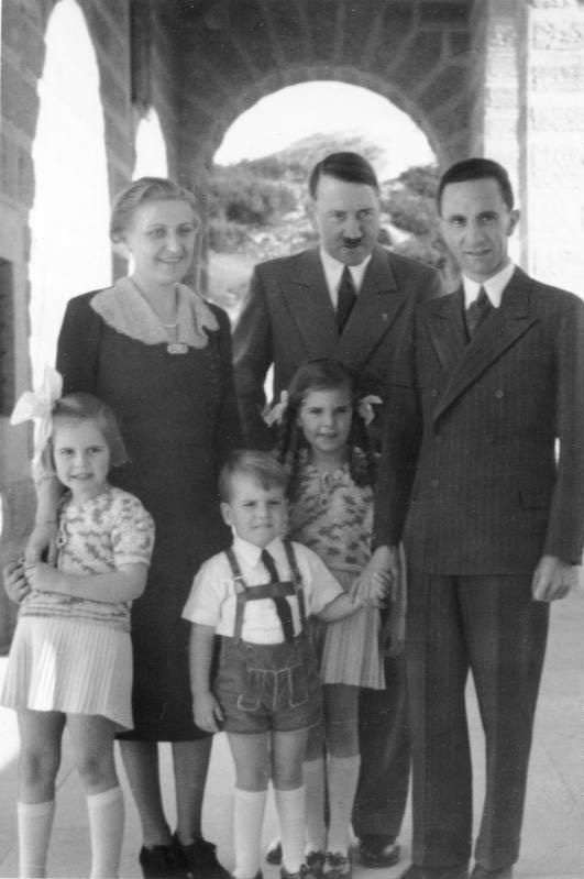 صورة لأدولف هتلر رفقة جوزيف وماجدا جوبلز وعدد من أطفالهما