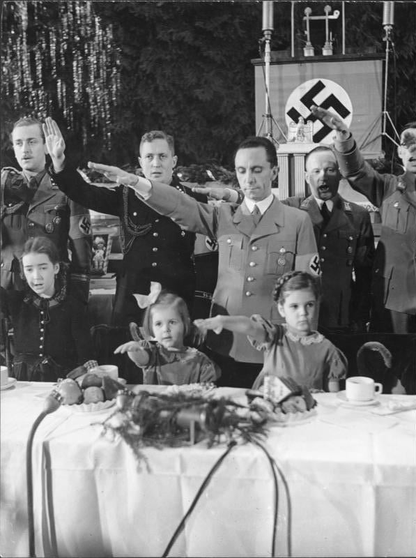 وزير الدعاية الألمانى جوزيف جوبلز رفقة عدد من أطفاله أثناء أدائهم للتحية النازية
