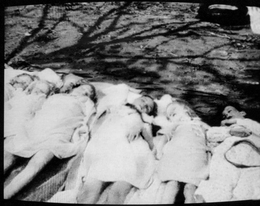 صورة لجثث أطفال جوزيف وماجدا جوبليز التى اكتشفها السوفيت