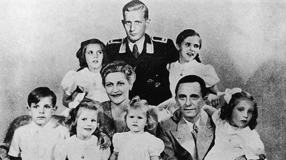صورة لعائلة جوبلز ويظهر فى الخلف بالزى الأسود هارلد ابن ماجدا جوبلز من زواجها الأول