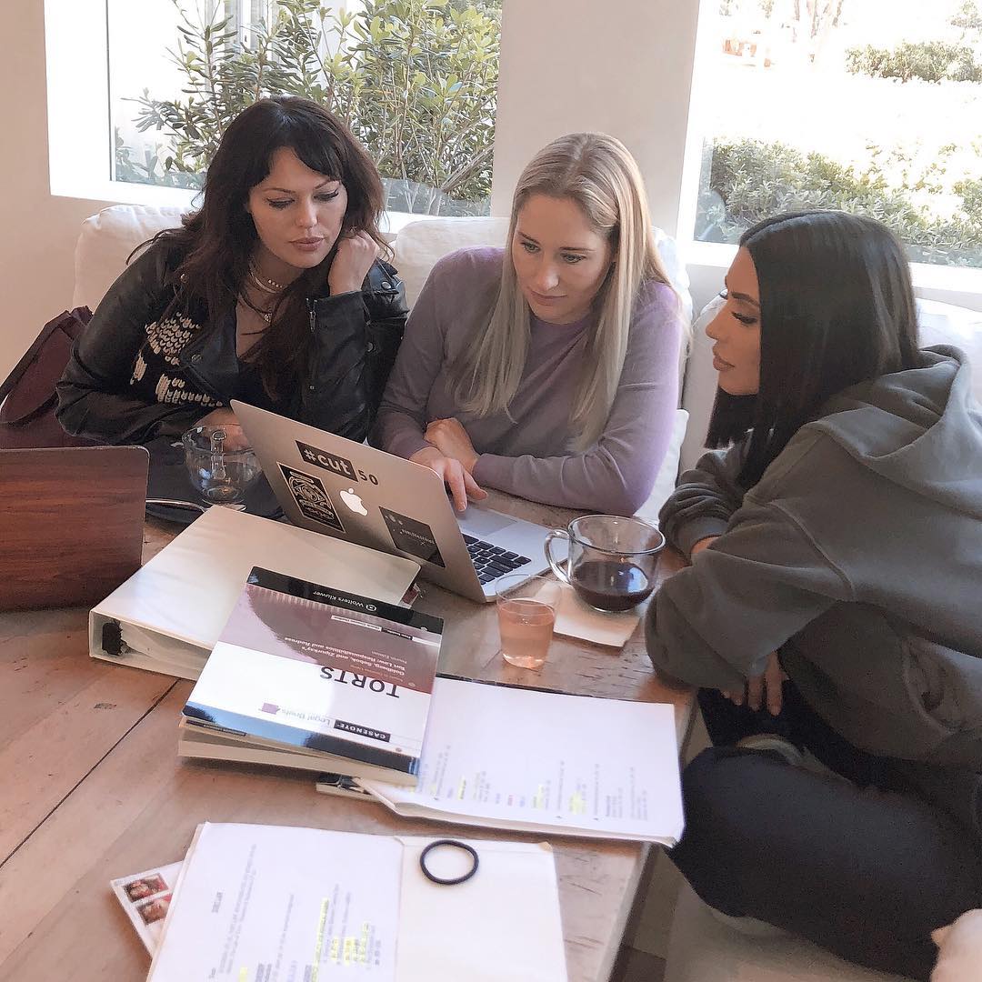 كيم كاردشيان تذاكر دروس القانون مع صديقاتها