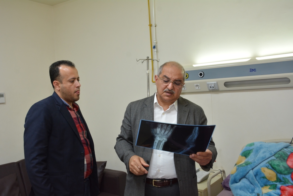 رئيس جامعة أسيوط مع الجرحى اليمنيين (1)