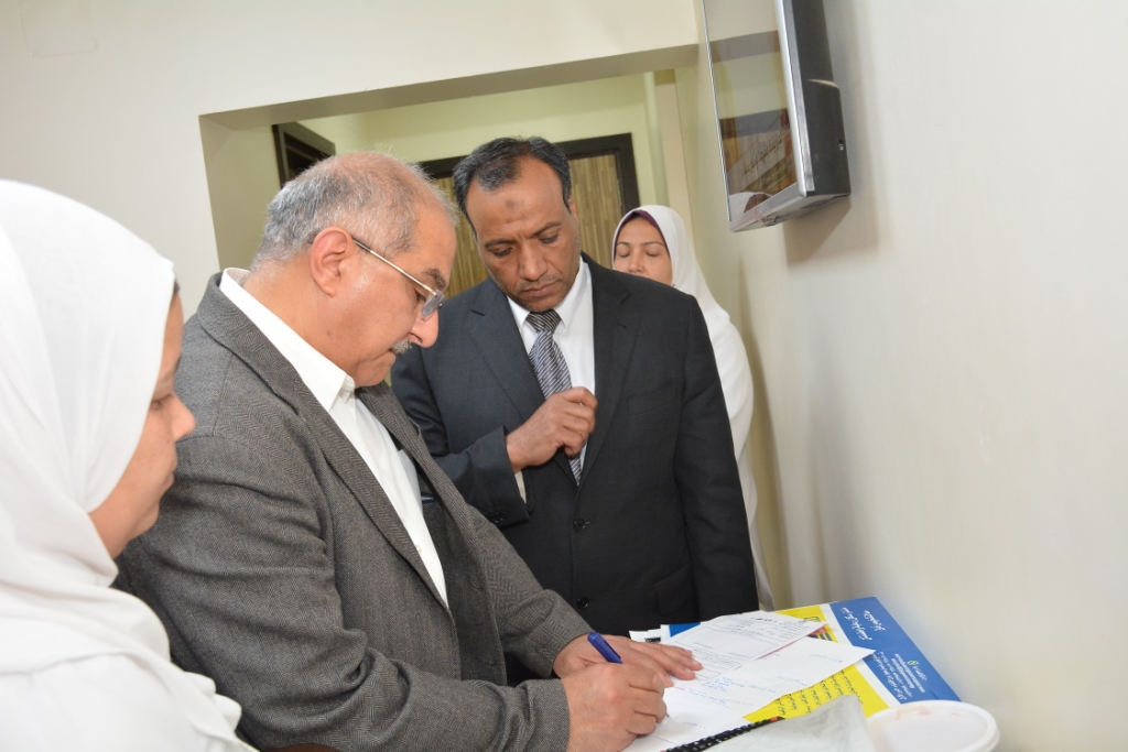 رئيس جامعة أسيوط مع الجرحى اليمنيين (19)