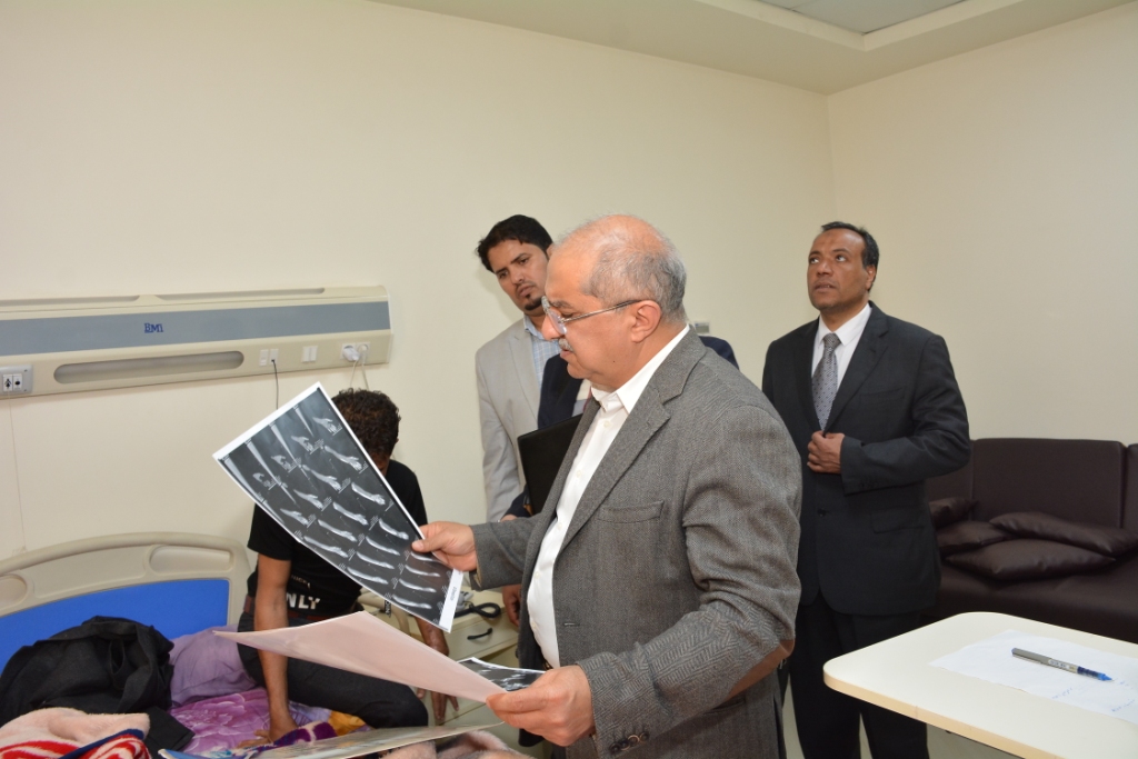 رئيس جامعة أسيوط مع الجرحى اليمنيين (13)