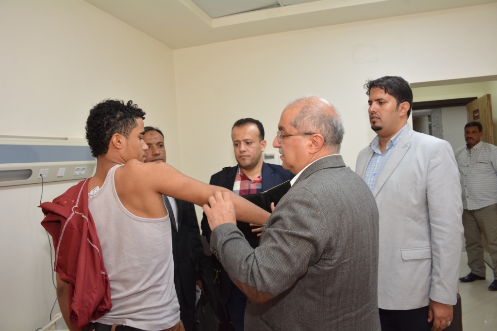 رئيس جامعة أسيوط مع الجرحى اليمنيين (18)