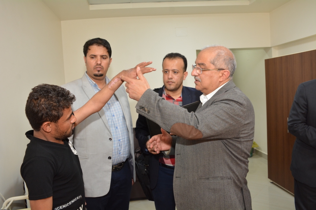 رئيس جامعة أسيوط مع الجرحى اليمنيين (12)