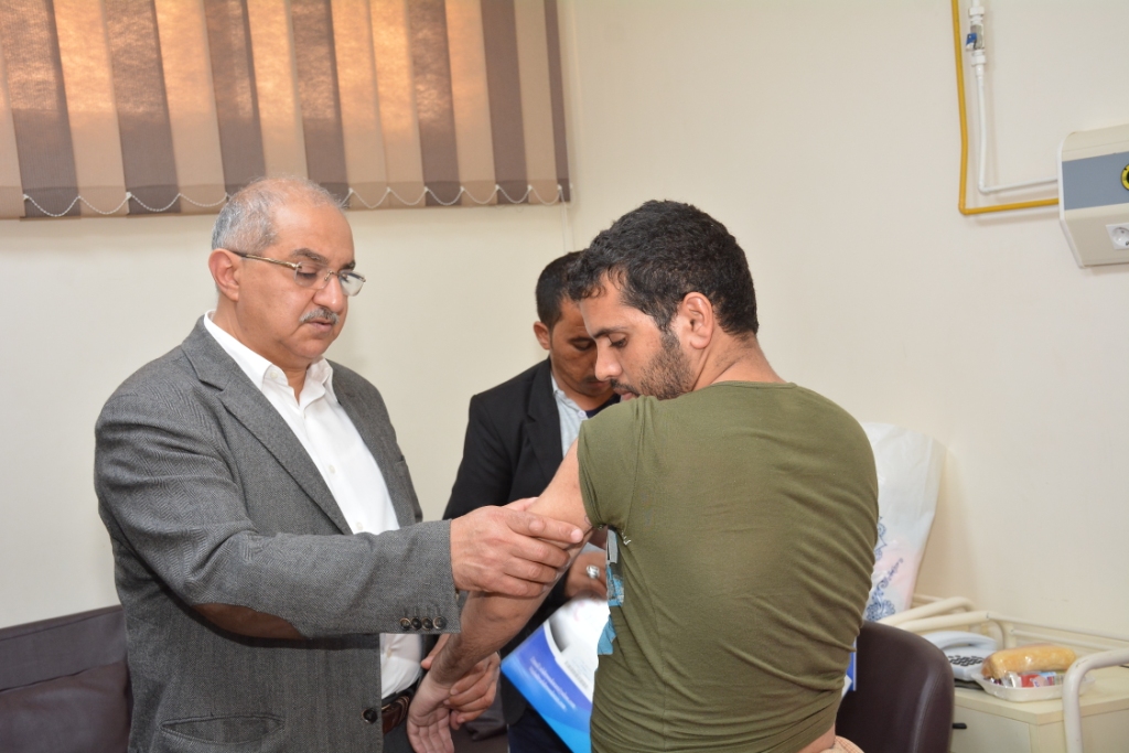 رئيس جامعة أسيوط مع الجرحى اليمنيين (15)