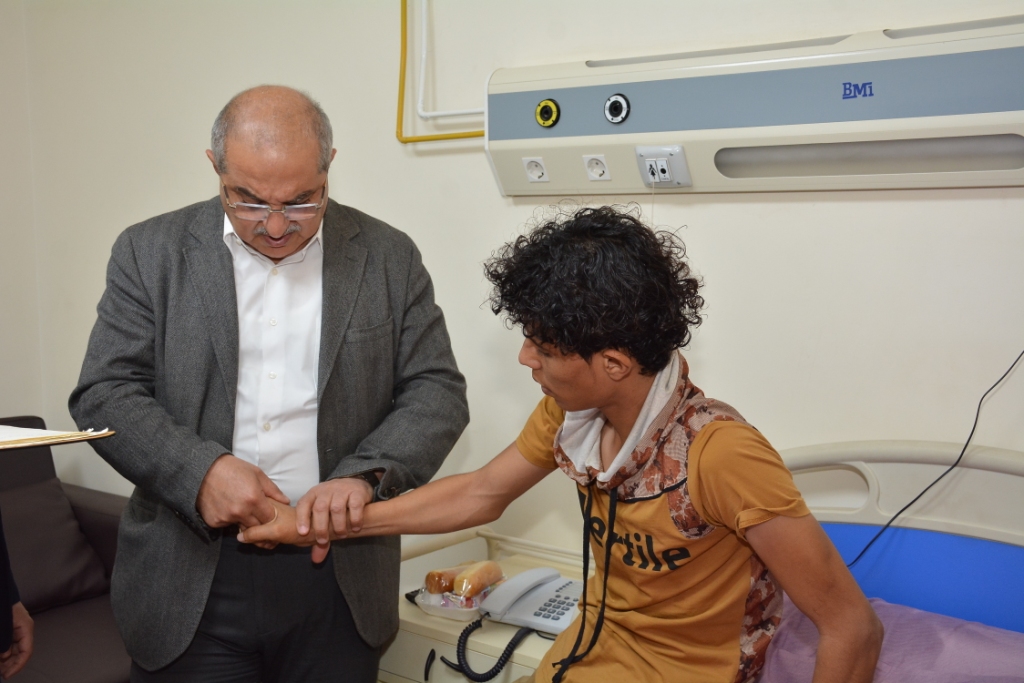 رئيس جامعة أسيوط مع الجرحى اليمنيين (2)