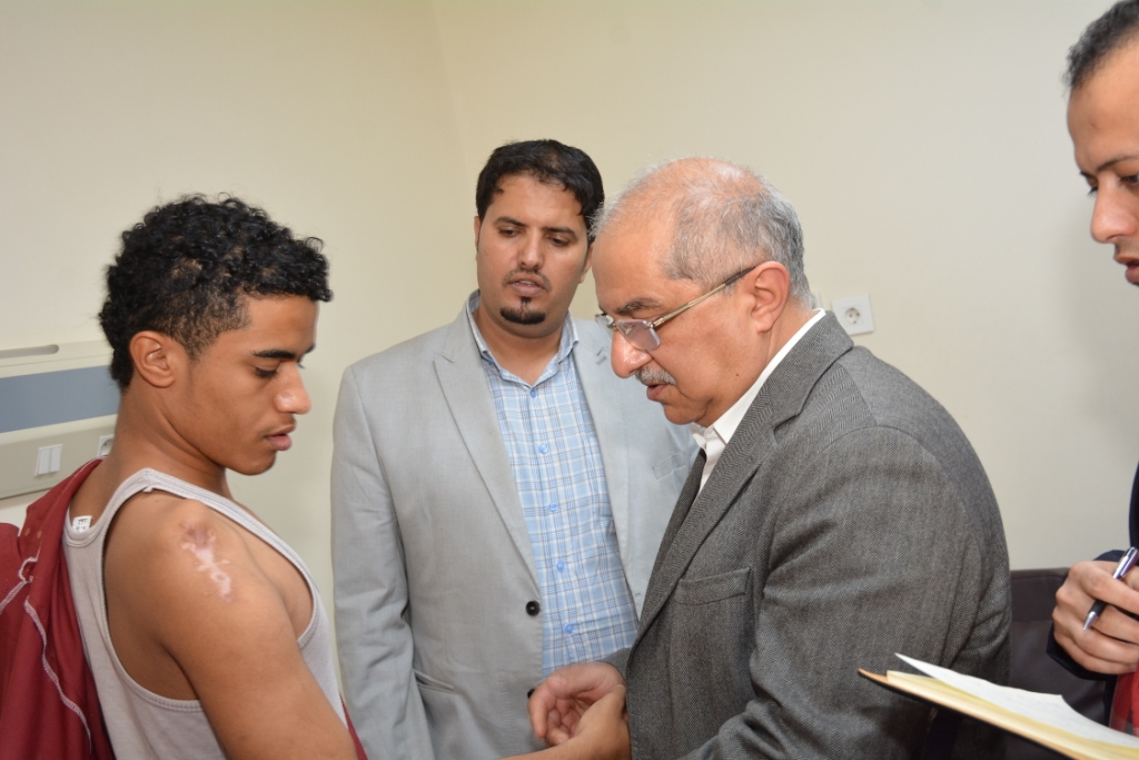 رئيس جامعة أسيوط مع الجرحى اليمنيين (17)