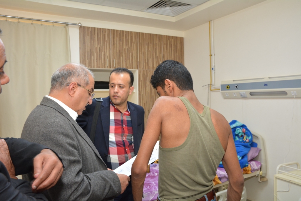 رئيس جامعة أسيوط مع الجرحى اليمنيين (7)