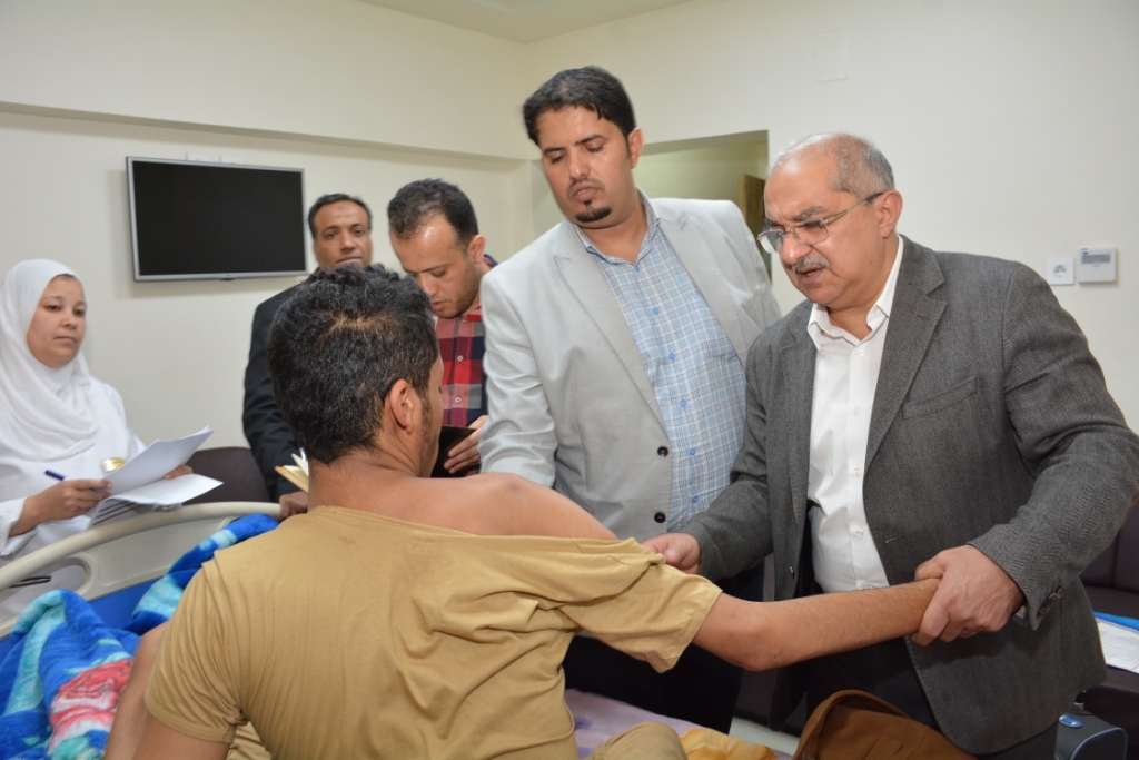 رئيس جامعة أسيوط مع الجرحى اليمنيين (9)