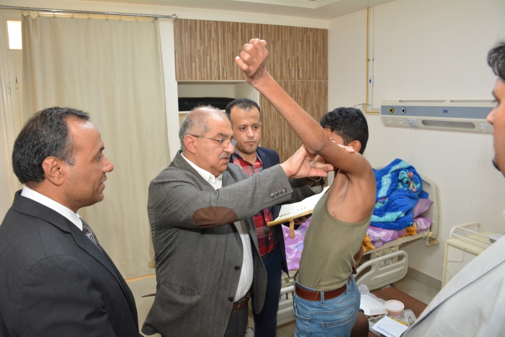 رئيس جامعة أسيوط مع الجرحى اليمنيين (8)