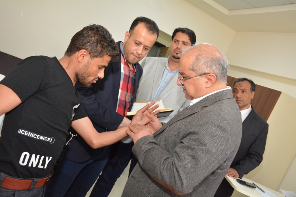 رئيس جامعة أسيوط مع الجرحى اليمنيين (14)