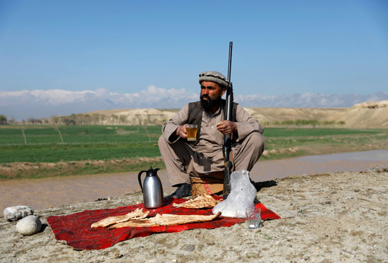 حياة صائد الطيور الأفغانى فى حقل باجرام  (11)
